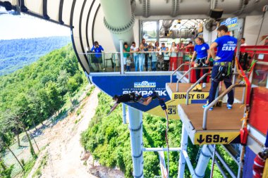 Adam kırlangıç türü 69 metre yükseklikten, freestyle bungy atlama