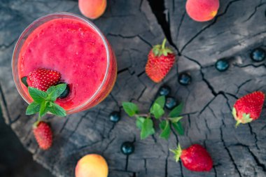 Renkli Çilek Kayısı Şekersiz Smoothie Chia Seeds ve Nane ile harmanlanmış