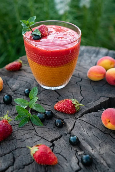 Blandade färgglada jordgubbar aprikos sockerfri smoothie med chiafrön och mynta — Stockfoto
