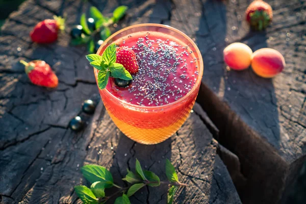 Licuado colorido batido sin azúcar de albaricoque de fresa con semillas de chía y menta — Foto de Stock