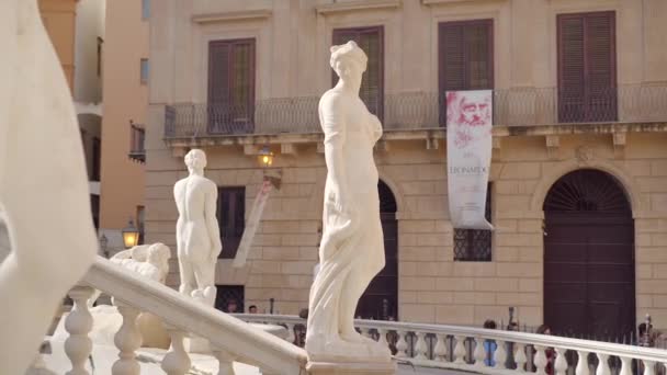 Tourists visits Praetorian fountain in Piazza Pretoria in sunny evening — Stock Video
