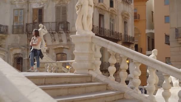 Tourists visits Praetorian fountain in Piazza Pretoria in sunny evening — Stock Video