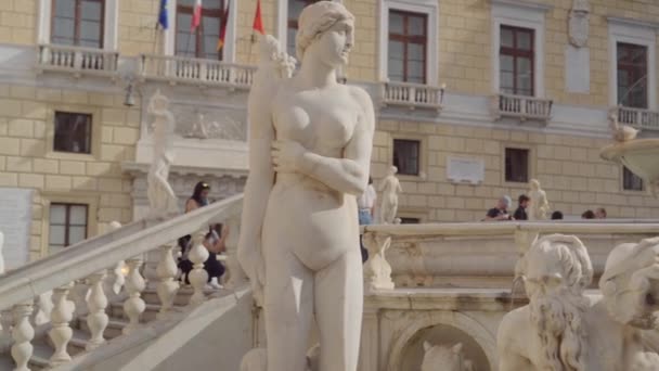 Turisti vicino alle figure della fontana pretoriana illuminata dal sole al tramonto — Video Stock