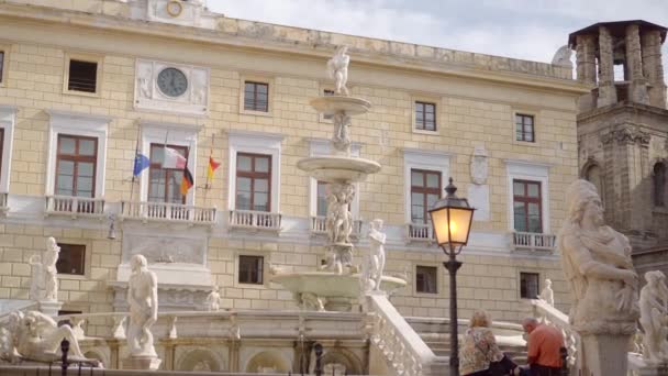 Figury fontanny pretoriańskiej, Piazza Pretoria, budynek ratusza z flagami — Wideo stockowe