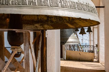 Rostov Kremlin 'in Uspenskiy Katedrali' nin arka planında kocaman bir çan var.