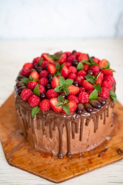 Ahududu, çilek, nane ve üzümlü ev yapımı güzel çikolatalı pasta.