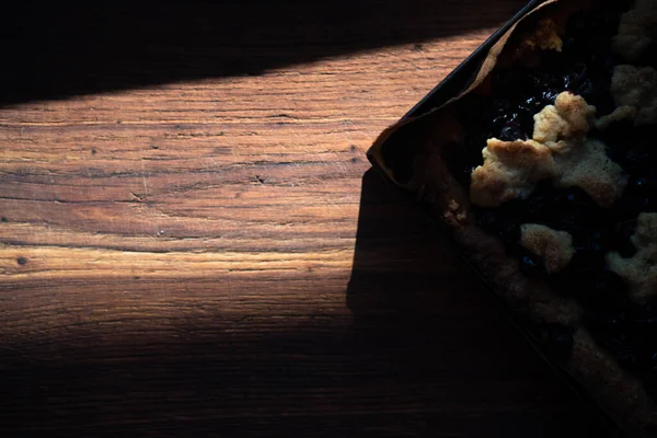 Tarte au cassis sur une plaque à pâtisserie, pâte sablée, feuilleté — Photo