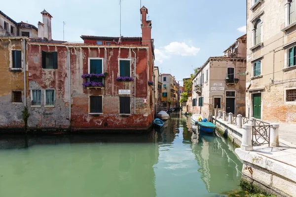 베네치아 운하 아래있는 배와 곤돌라 의전 형적 인 모습. — 스톡 사진