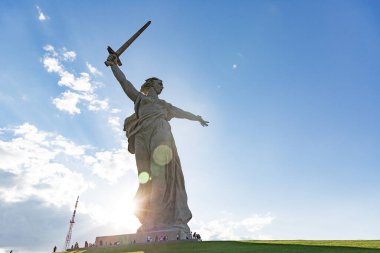 Anavatan, Volgograd 'daki Mamayev Kurgan anıt kompleksine anıt çağırdı