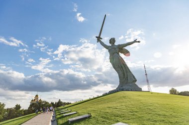 Anavatan, Volgograd 'daki Mamayev Kurgan anıt kompleksine anıt çağırdı