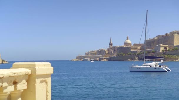 Lugn utsikt över St Pauls Cathedral, Basilika Vår Fru Mount Carmelite i Valletta — Stockvideo