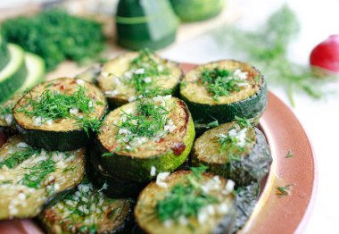 Sarımsak ve otlar ile ızgara kabak