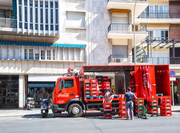 Sevilla, SPAIN - September 10, 2015: Lorry with boxes of Coca-cola on Sevilla street — Stock Photo, Image