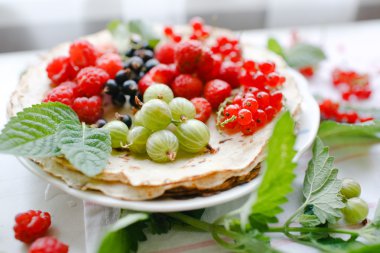 Mevsim meyveleri ve nane ile geleneksel ince Rus gözleme