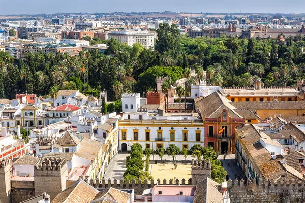 Vista al Alcázar Jardines y palacios de Sevilla — Foto de Stock