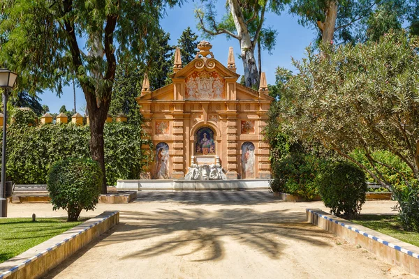 Mooie fontain in de Alcazar vesting muur. Monument Catalina Ribeira, betegelde portret en Sevilla dames — Stockfoto