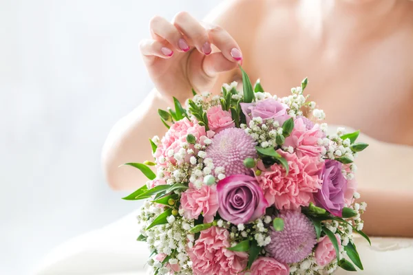 Женская рука и свадьба — стоковое фото