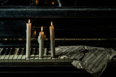 Piyanonun üzerinde mumlar yaktı
