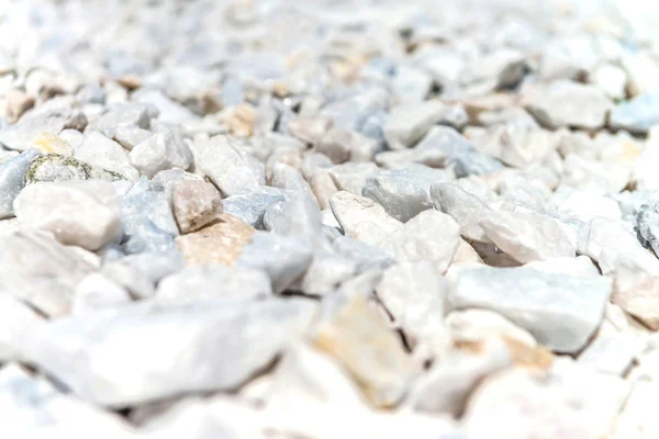Beyaz arka plan bulanık taşlar