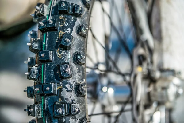 Tekerlekli bir motosiklet üzerinden