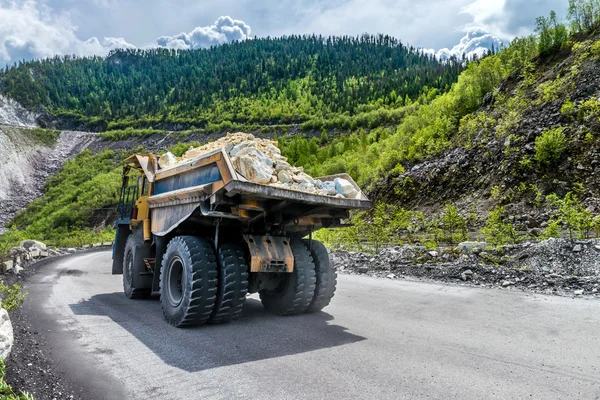 The dump truck carries the stones — Stock Photo, Image