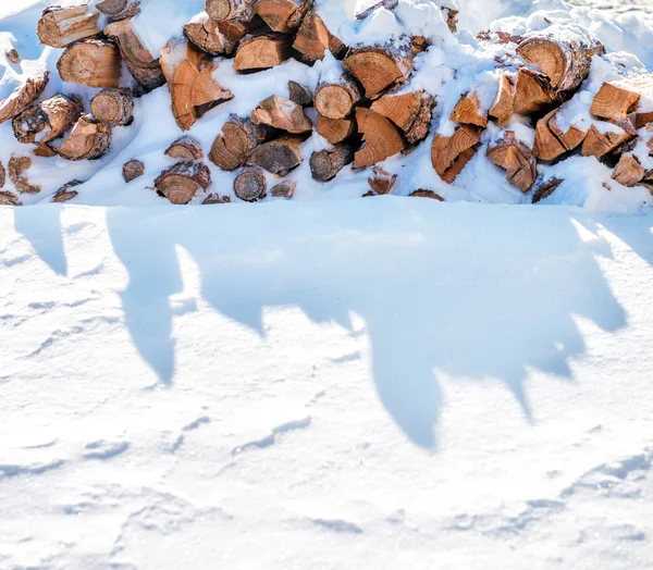 Bataklıkta çamur içinde sıkışmış araba