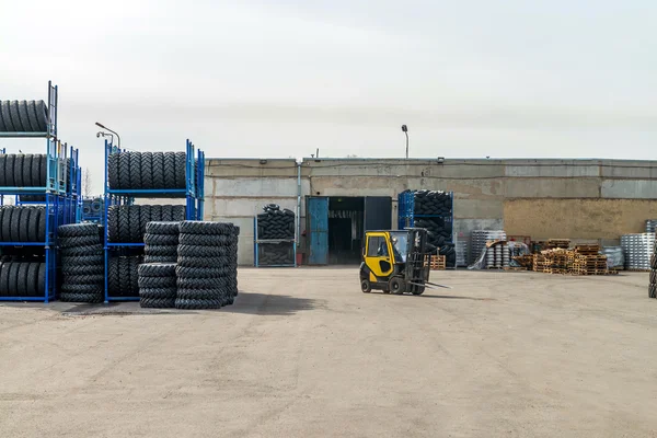 Forklift lastikleri ile depodaki