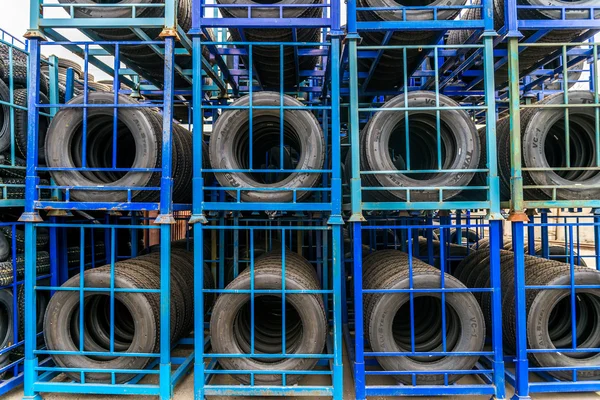 Lastikler üzerinde ambar raf