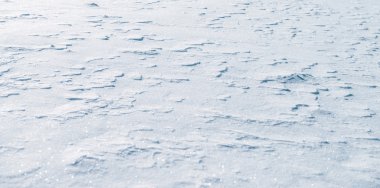 Güneşli bir günde kar taneleri ile kar arka plan