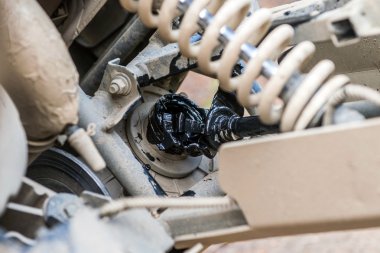 Arabada yırtık Atv sürücüsü kırma