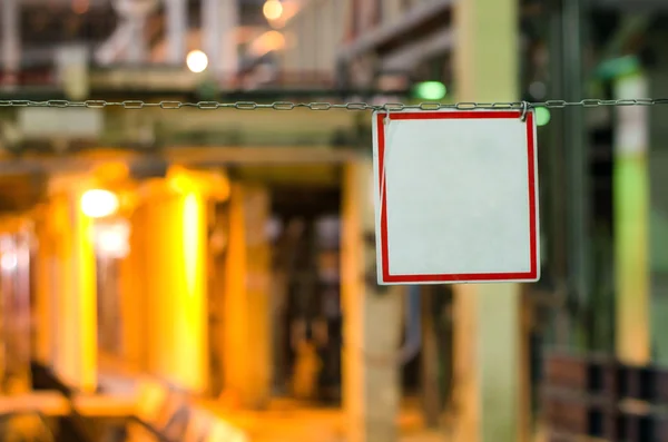 Cartel blanco en blanco en marco rojo colgado de cadenas — Foto de Stock