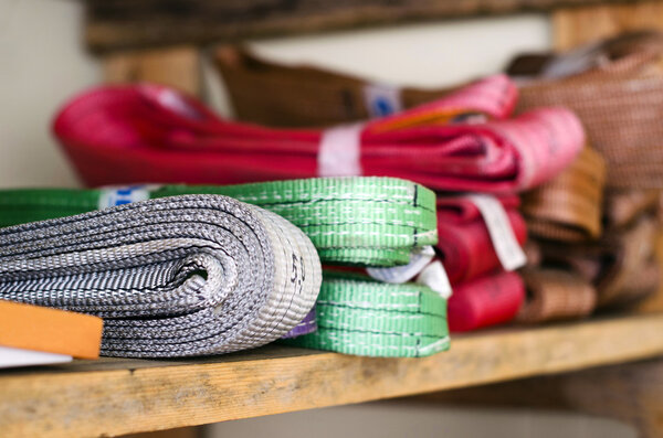 Процедуры управления цветными стропами для тяжелых грузов
