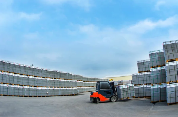 Trabajos de montacargas en el almacén para la producción de bloques de hormigón — Foto de Stock