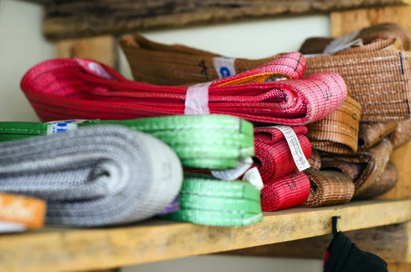 Renkli askılar ağır yükler için yordamlar işletim raf vardır