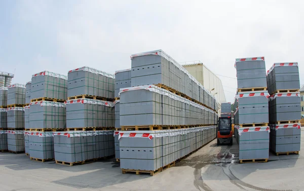 Forklift kamyonlar hazır beton bloklar — Stok fotoğraf