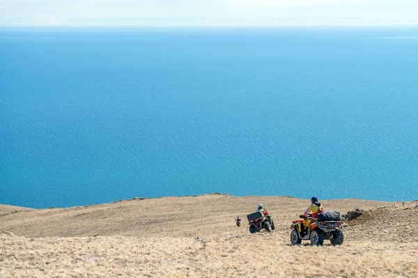 İnsanlar ATV ve motosiklet, rezervuar göller üzerinde kuru tarafında seçeneğine gidin