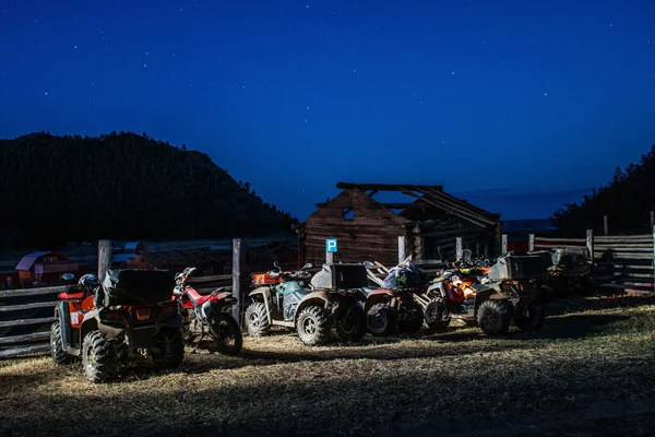 ATVs and motorcycles in the Parking lot at night with the stars in the summer — Stock Photo, Image