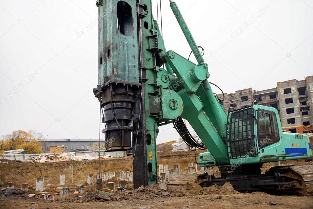 Machine for the piling works at a construction site