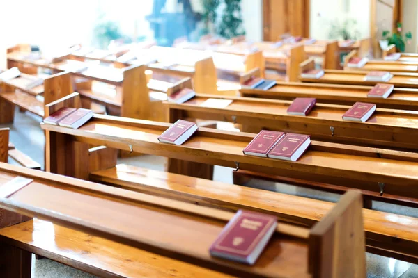 Bücher der Bibel sind die Tische in der katholischen Kirche — Stockfoto
