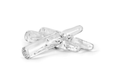 Beyaz arka planda tıbbi ampuller