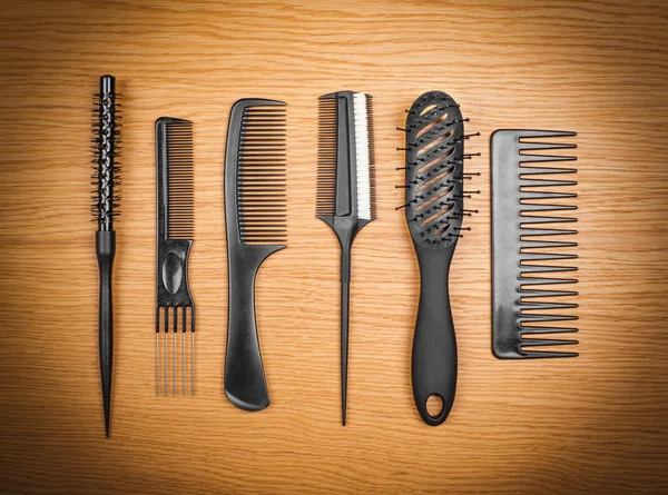 Brosses à cheveux sur fond bois — Photo