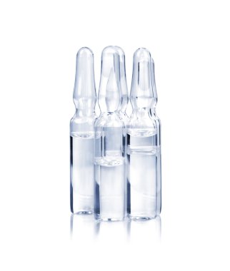 Beyaz arka plan üzerinde izole çözüm ile tıbbi ampul