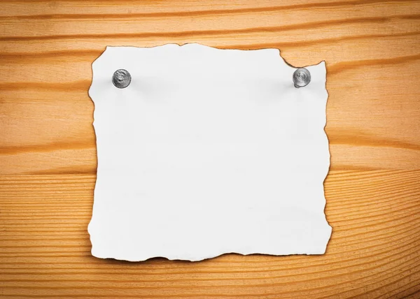 Чистый лист бумаги на деревянной доске — стоковое фото