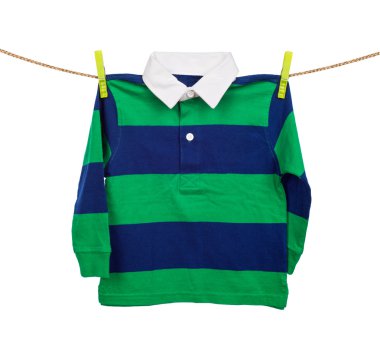 clothesline beyaz üzerine asılı gömlek 