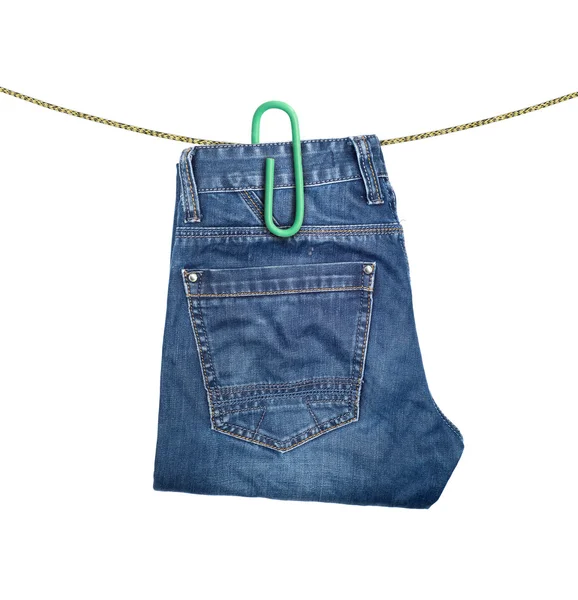 Vikta jeans hängande på ett klädstreck. Konceptuella Foto — Stockfoto