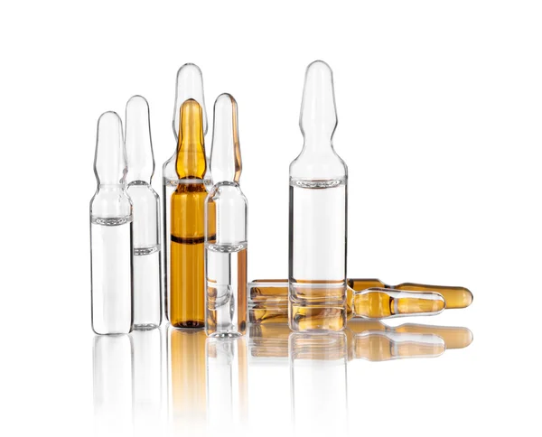 Ampollas médicas inyectables aisladas sobre fondo blanco —  Fotos de Stock