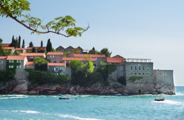 Sveti Stefan Adası Adriyatik Denizi'nde. Karadağ