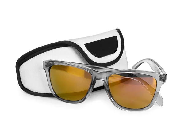 Elegantes gafas de sol y estuche sobre fondo blanco — Foto de Stock