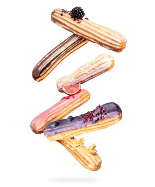 Havada farklı tatlara sahip nefis ekler, beyaz bir arka planda izole edilmiş.