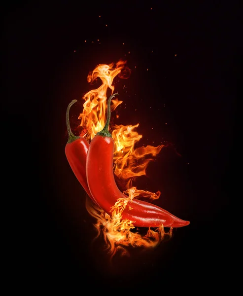 Dvě Červené Chilli Papričky Hořícím Plameni Černém Pozadí — Stock fotografie